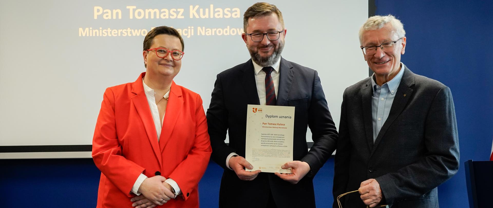 Minister Katarzyna Lubnauer pozuje do zdjęcia z nagrodzonym Dyrektorem Departamentu Innowacji i Rozwoju w Ministerstwie Edukacji Narodowej - Tomaszem Kulasą.