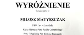Dyplom wyróżnienia dla Miłosza Matyszczaka w VIII Lubuskim Forum Klarnetowo Saksofonowym. Na białym tle graficzny rysunek klarnetu i saksofonu oraz podpisy jurorów.