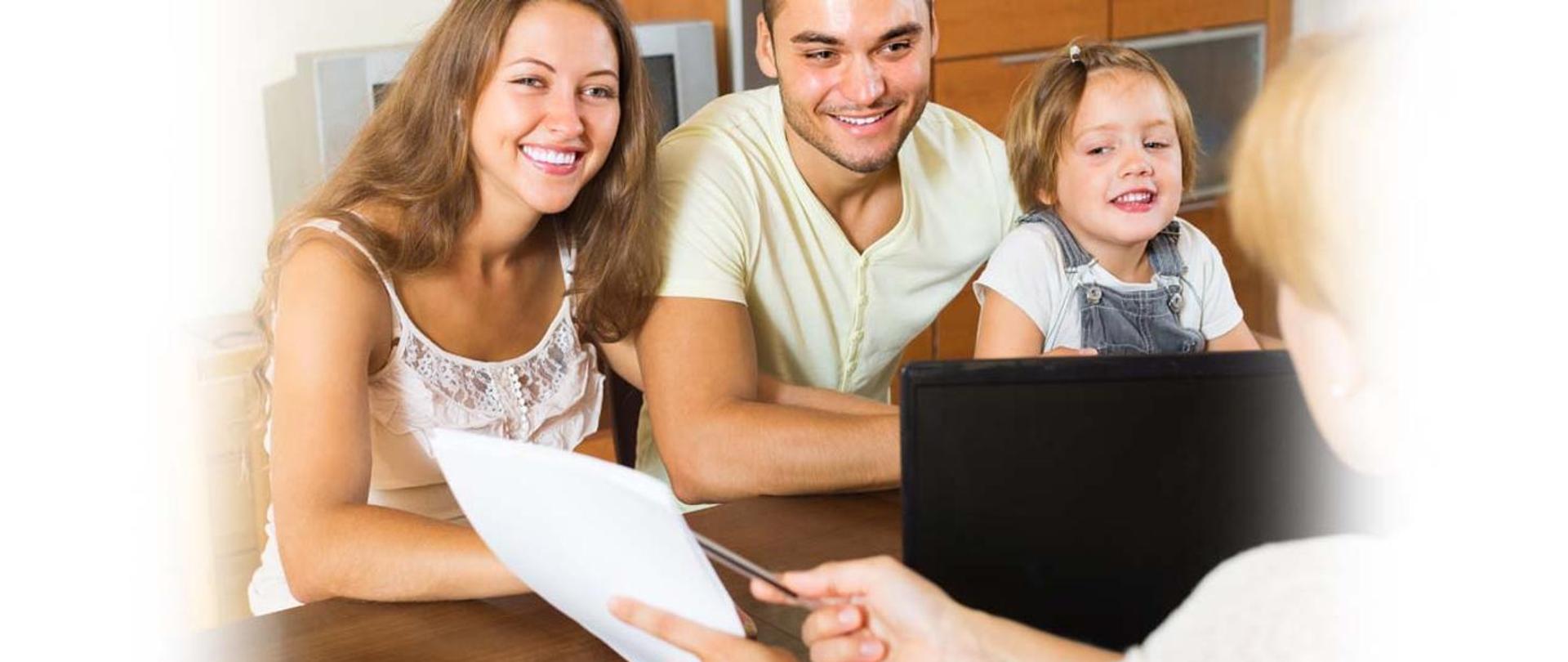 Na zdjęciu widoczni są kobieta, mężczyzna i dziecko