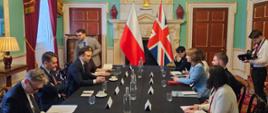 Rozmowa ministra Domańskiego z Kanclerz Skarbu Rachel Reeves wraz z delegacjami z obu krajów