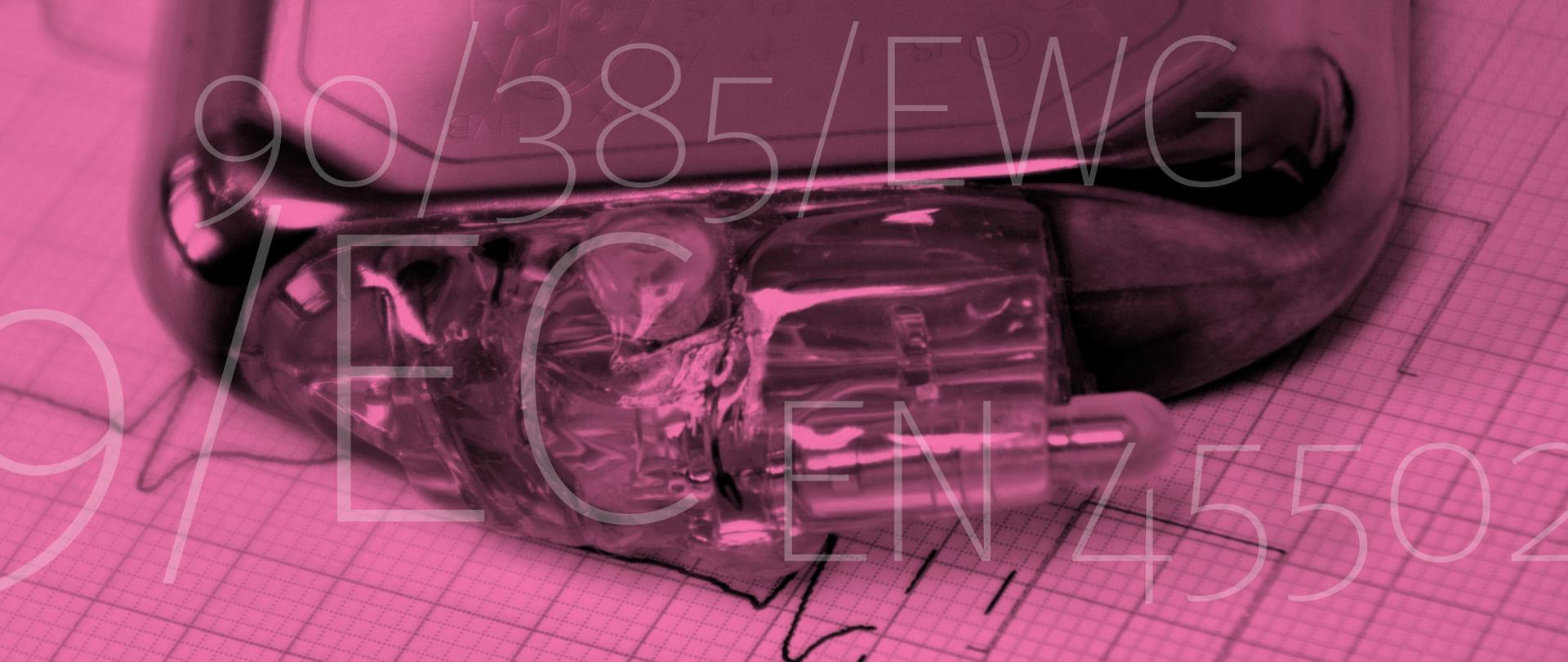 Na zdjęciu widoczny jest rozrusznik serca znajdujący się na papierowym wykresie EKG. 