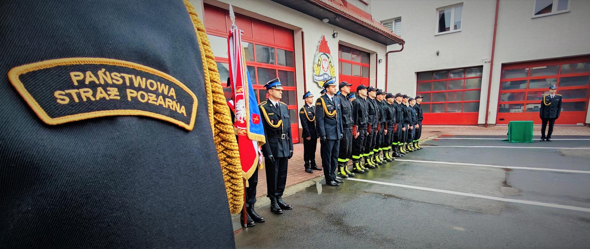 Funkcjonariusze Komendy Powiatowej PSP podczas uroczystego ślubowania