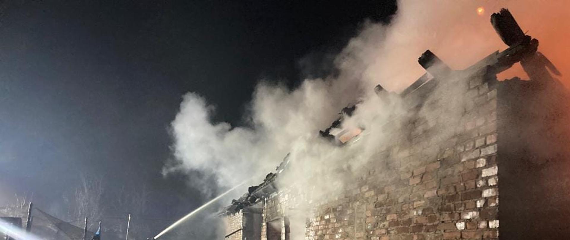 Zdjęcie przedstawia spaloną stolarnie.