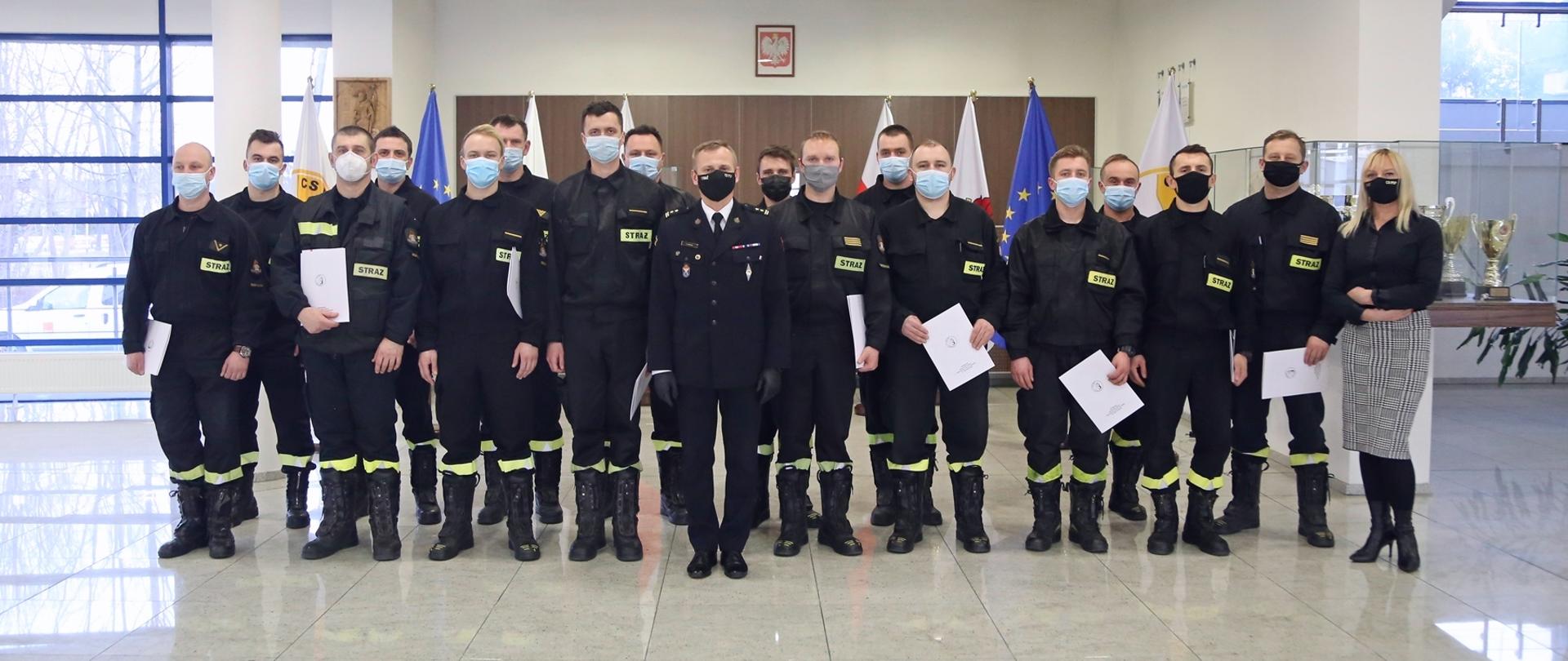 Grupowe zdjęcie uczestników szkolenia w towarzystwie Zastępcy Komendanta Centralnej Szkoły PSP oraz pracownicy wydziału szkoleń specjalistycznych i współpracy międzynarodowej