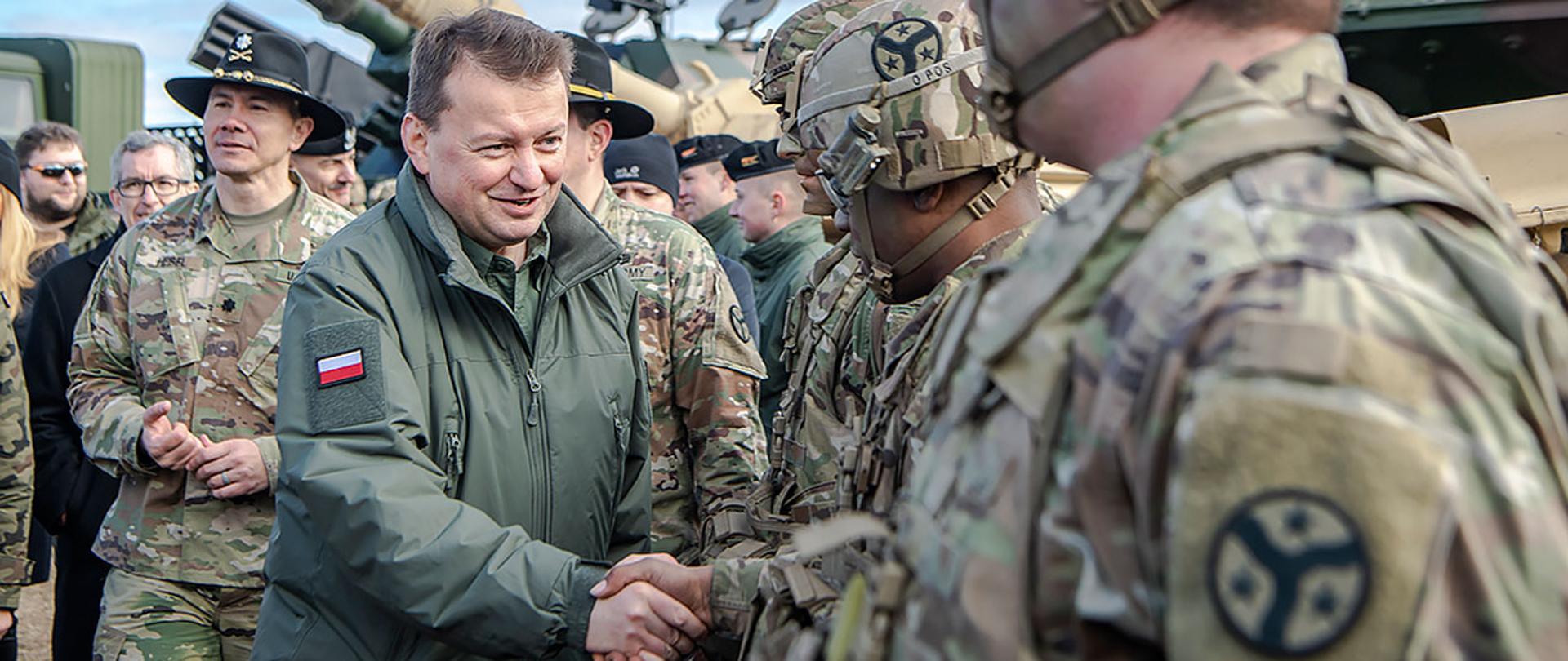 Spotkanie ministra Mariusz Błaszczaka z żołnierzami z Polski i USA na poligonie w Drawsku Pomorskim 