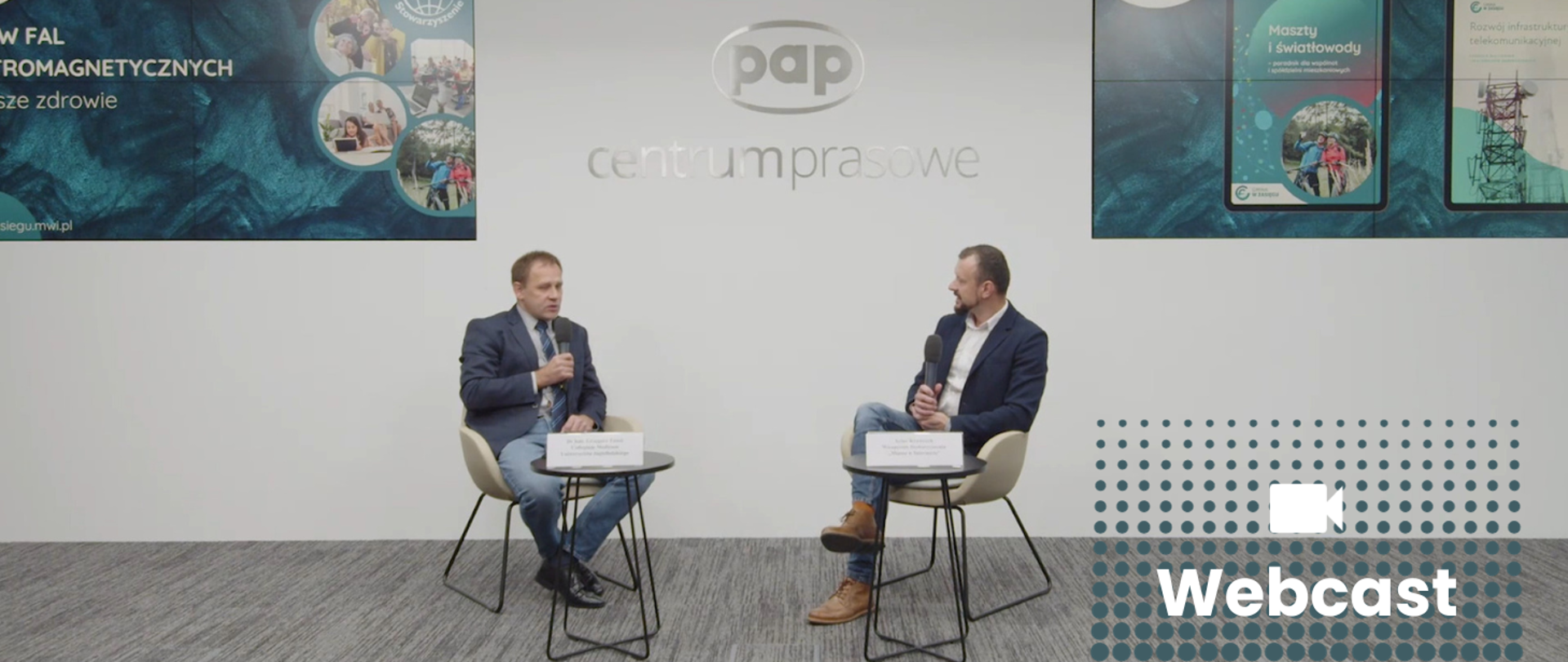 Zdjęcie przedstawia dr. hab. Grzegorza Tatonia i Artura Krawczyka ze stowarzyszenia Miasta w Internecie podczas rozmowy w Centrum Prasowym PAP.