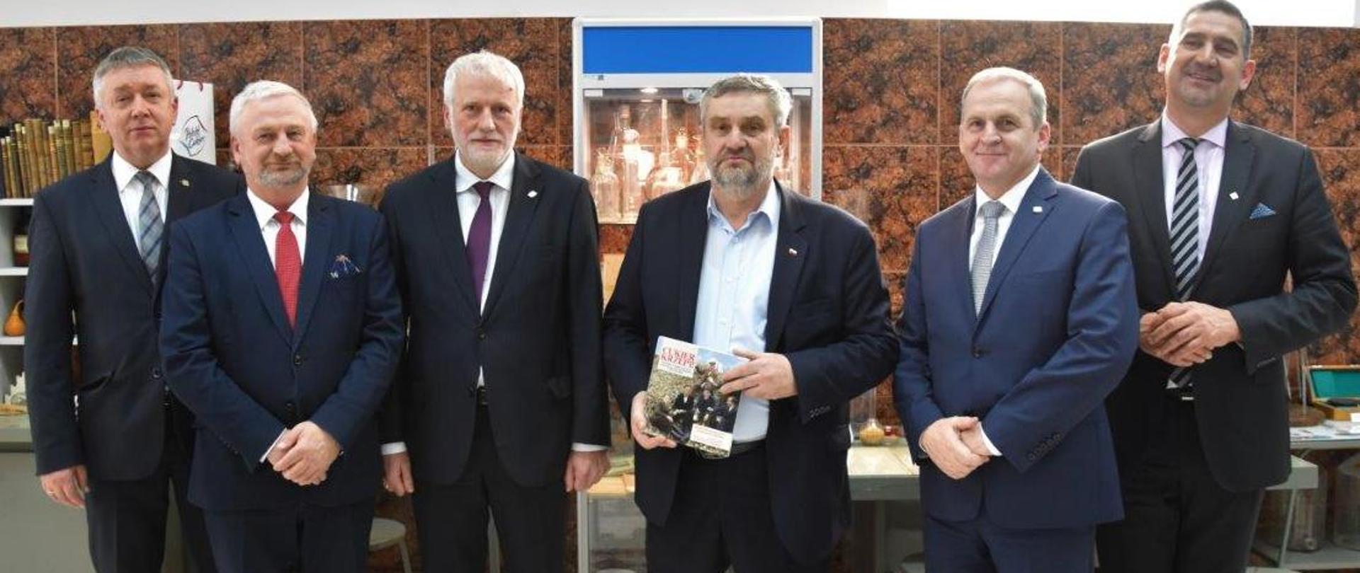 Min. J. K. Ardanowski podczas wizyty w Izbie Pamięci Cukrownictwa