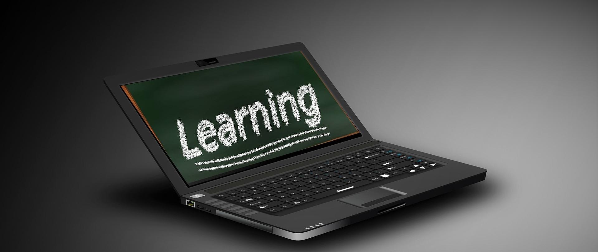 Komputer z napisem na ekranie learning