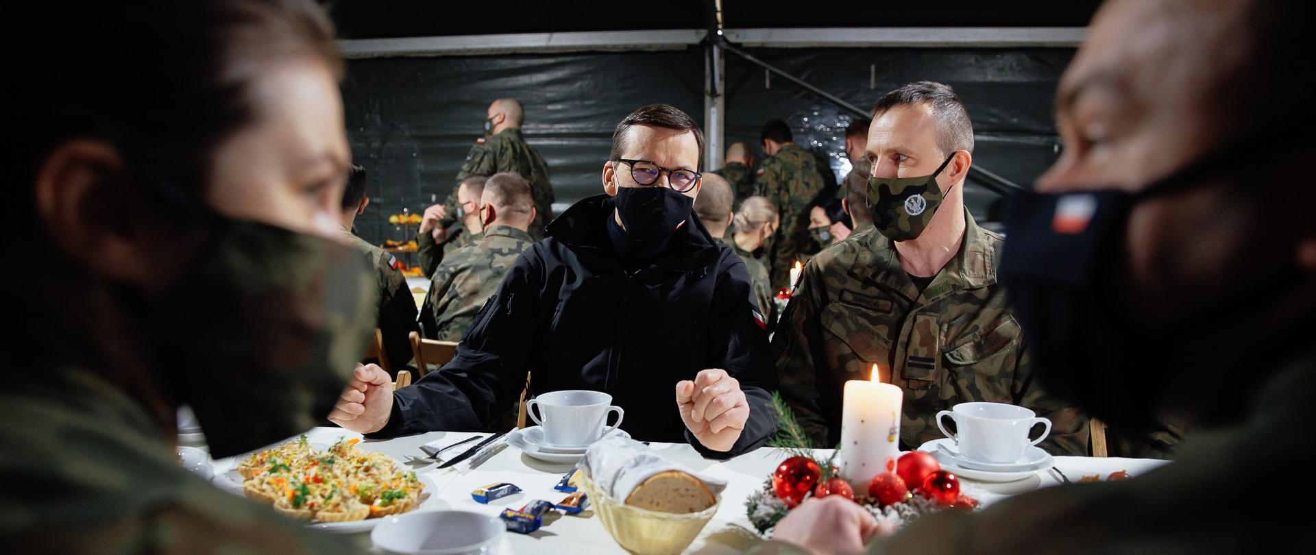 Premier podczas wigilii z żołnierzami.