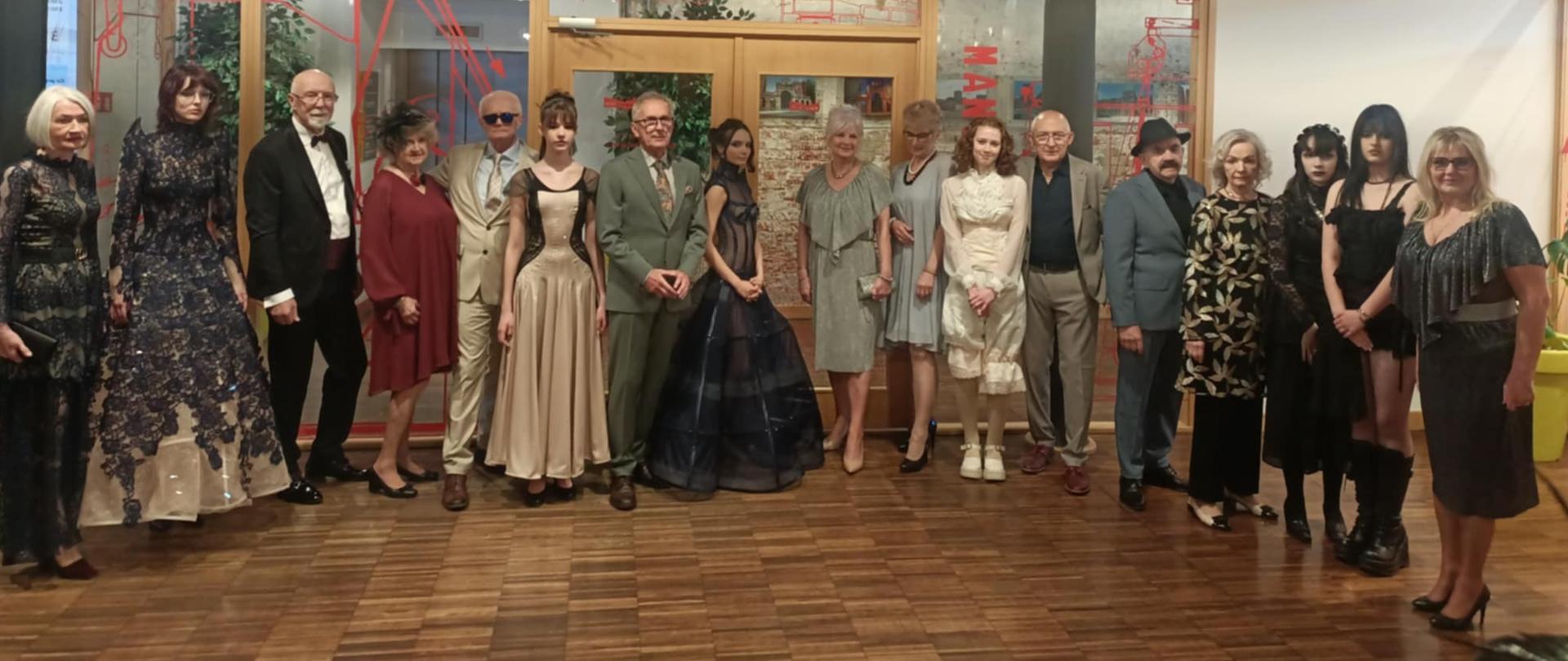 Na zdjęciu uczestnicy pokazu mody