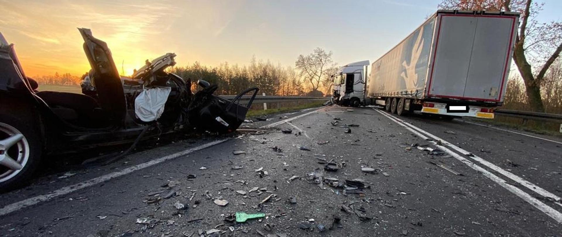 Zdjęcie przedstawia samochód osobowy i ciężarowy po zderzeniu czołowym na drodze krajowej nr 43