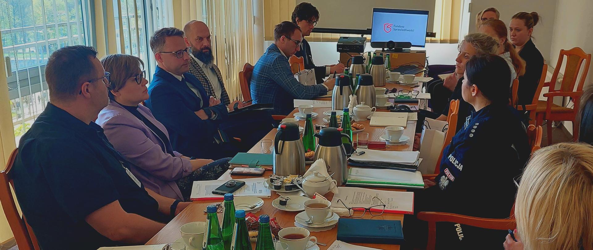 Wiceminister sprawiedliwości Marcin Romanowski podczas spotkanie grupy roboczej ds. wdrażania programów finansowanych z funduszy norweskich w perspektywie 2014-2021