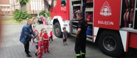 Przedszkolaki przy pojeździe pożarniczym