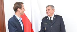 Zdjęcie przedstawia posła na Sejm RP Kacpra Płażyńskiego wraz z pomorskim komendantem wojewódzkim Państwowej Straży Pożarnej st. bryg. Piotrem Sochą, podczas uścisku dłoni.