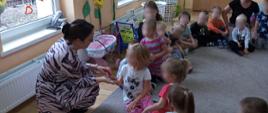Prezentacja przenoszenia wirusów na dłoniach - Przedszkole w Elgiszewie