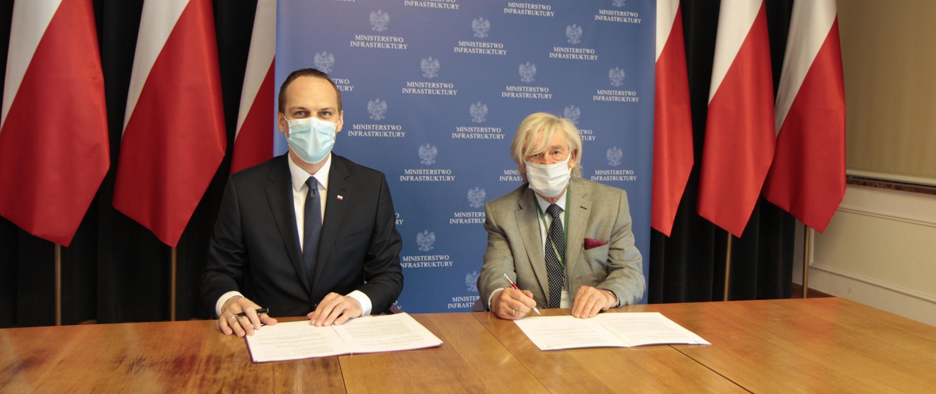 Wiceminister infrastruktury Rafał Weber oraz Prezes Stowarzyszenia Polski Kongres Drogowy (PKD) Zbigniew Kotlarek podpisali list intencyjny, który ma na celu ustanowienie PKD ciałem doradczym Ministra