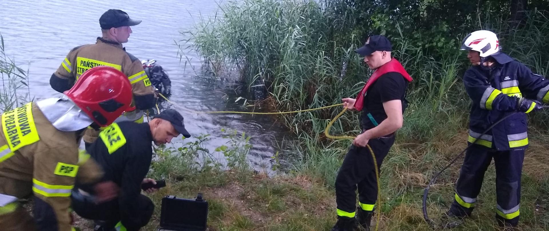 Samochód w jeziorze