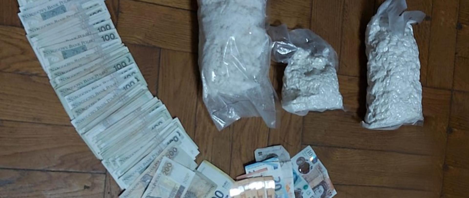 Podkarpacki pion PZ PK skierował akt oskarżenia przeciwko 17 osobom, za kierowanie i udział w dwóch zorganizowanych grupach przestępczych zajmujących się przemytem i handlem narkotykami. Grupy przemyciły do Wielkiej Brytanii 2,2 tony kokainy. Wobec 10 osób na wniosek prokuratora nadal stosowane jest tymczasowe aresztowanie. Oskarżonym grozi do 15 lat pozbawienia wolności. 