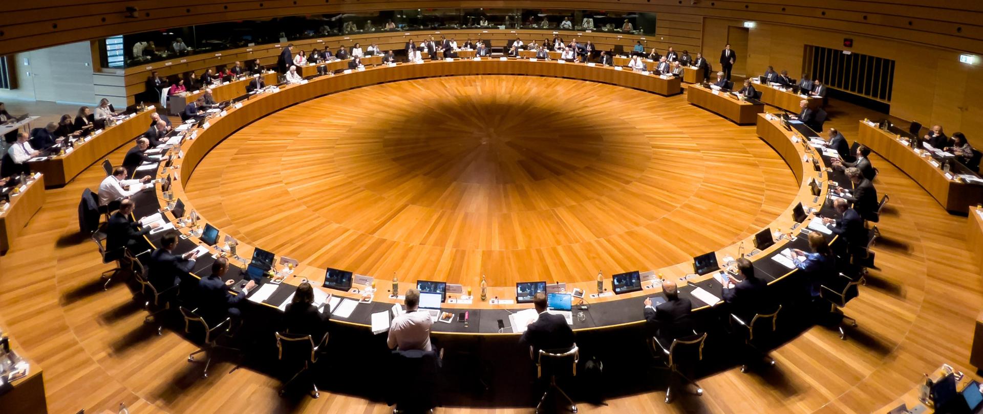 Uczestnicy Rady ECOFIN zgromadzeni przy okrągłym stole