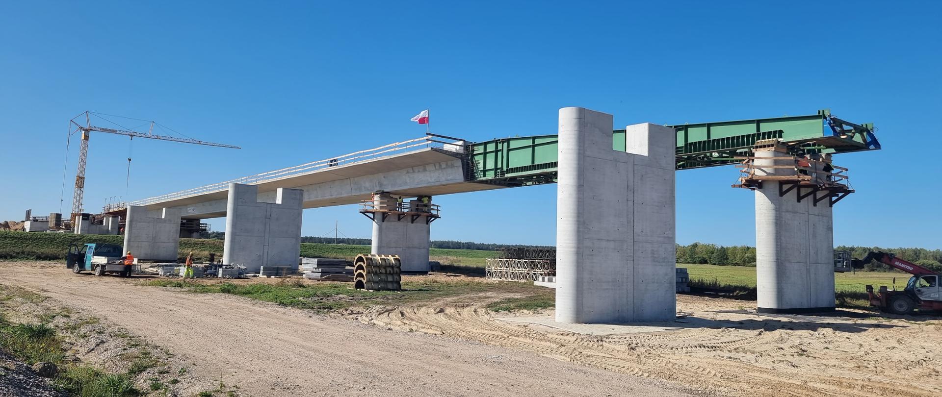 Betonowe podpory budowanego mostu 
