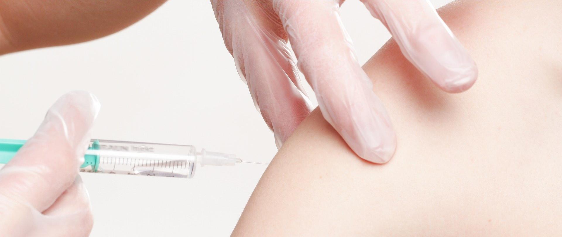 Wykonywanie szczepienia.