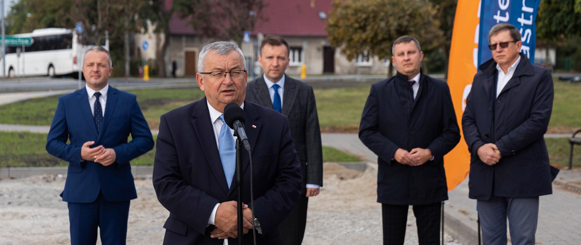 
Grupa mężczyzn w garniturach
