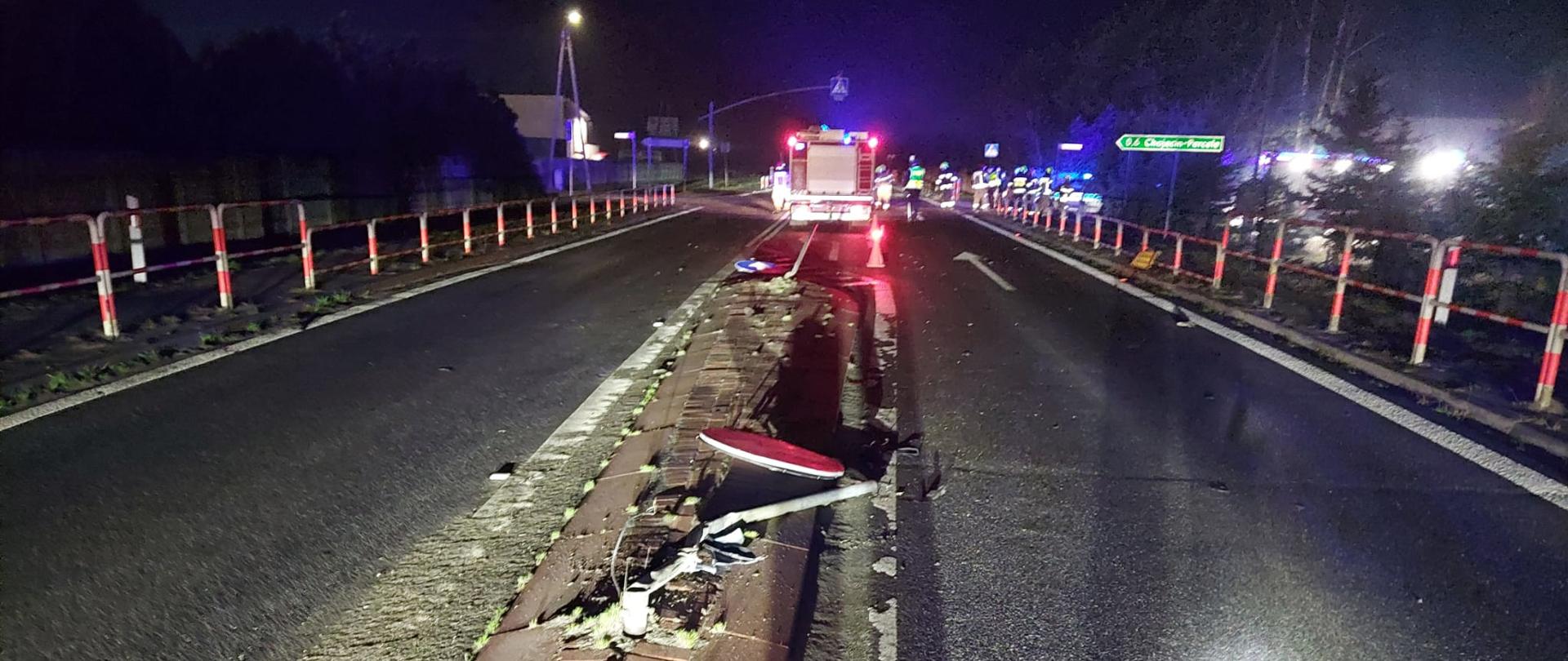 widoczne miejsce zdarzenia oraz uszkodzony pojazd.