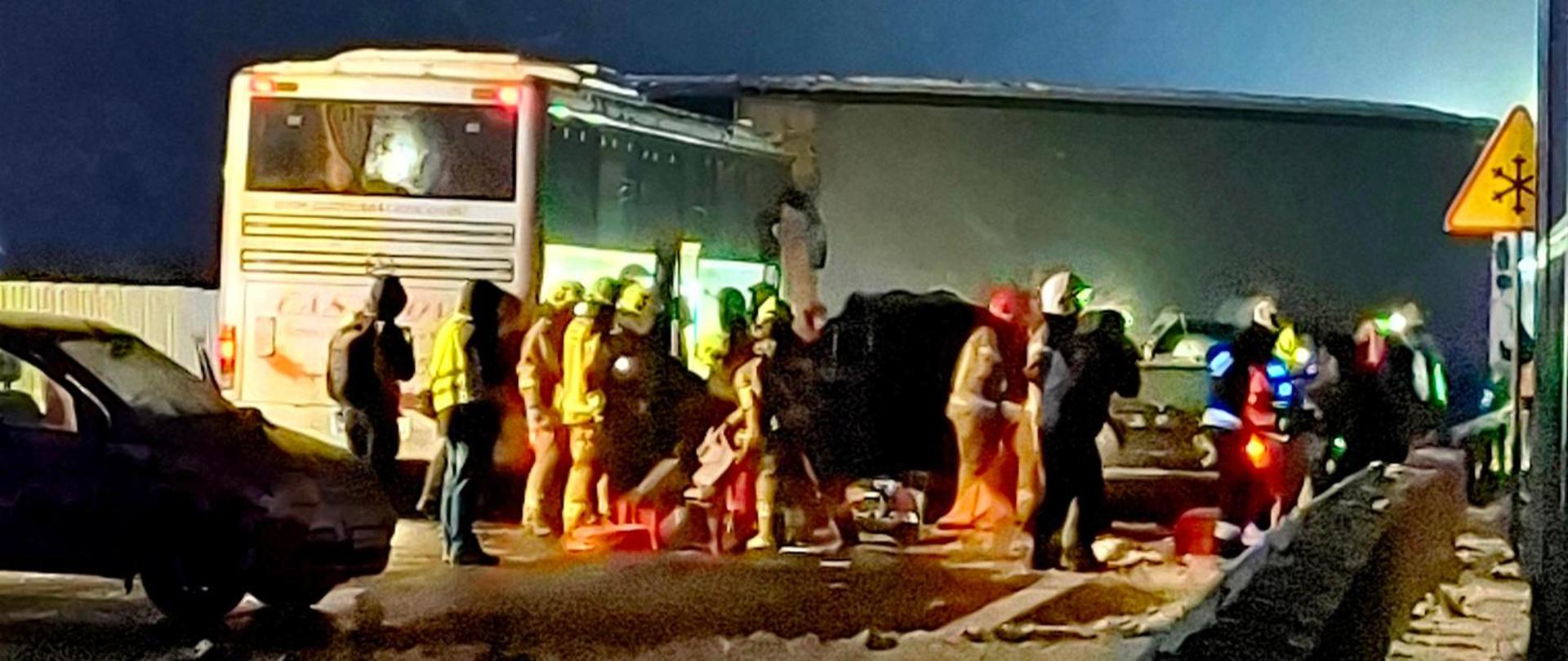Katastrofa w ruchu lądowym, karambol 13 aut, w tym autobusu, tira oraz busa, ponad 120 osób poszkodowanych. Trwa akcja ratunkowa z udziałem służb pogotowia ratunkowego, straży pożarnej, policji oraz straży granicznej. Sytuację utrudniają trudne warunki pogodowe, padający śnieg, mróz oraz ciemność.
