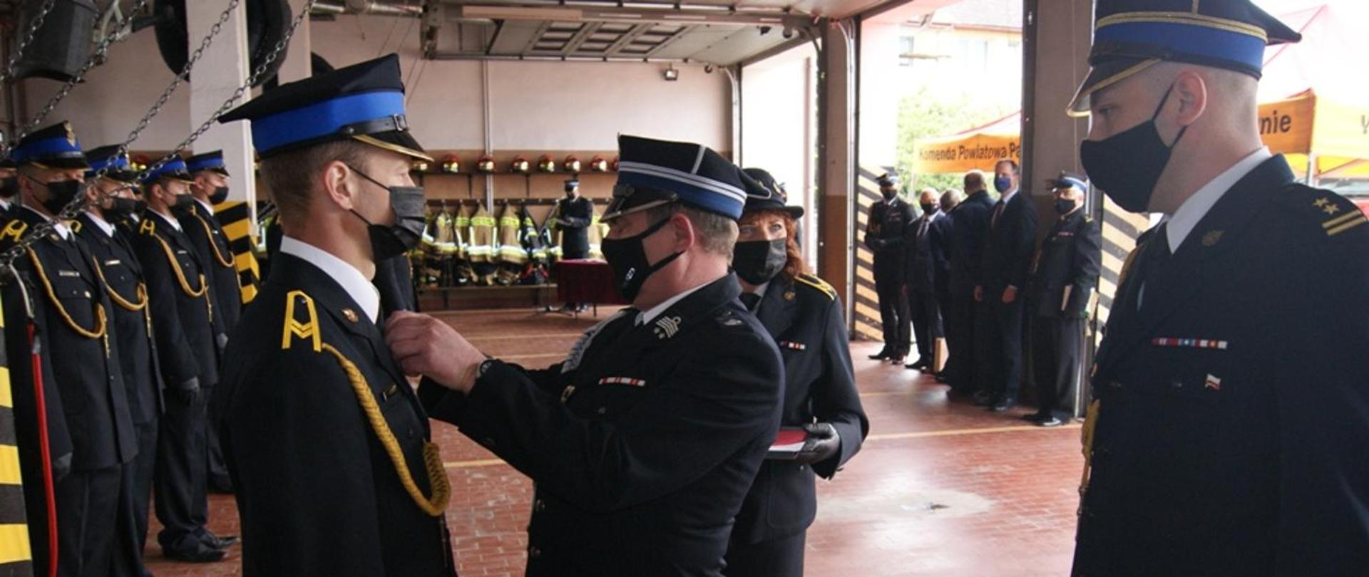 25 maja 2021 roku na placu wewnętrznym Komendy Powiatowej Państwowej Straży Pożarnej w Sławnie, odbył się uroczysty apel z okazji Powiatowych Obchodów Dnia Strażaka. W związku z panującą sytuacją epidemiczną COVID-19 w całym kraju, uroczystość odbyła się z zachowaniem reżimu sanitarnego.