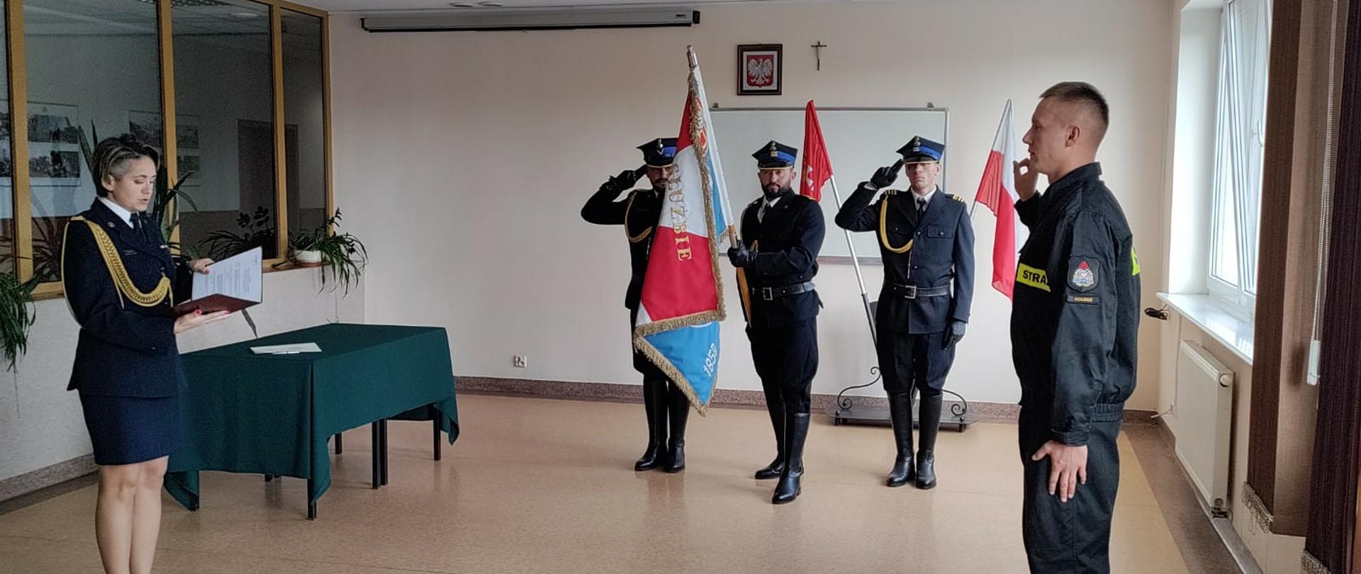Komendant Miejski odbiera ślubowanie strażaka na JRG 1