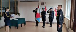 Komendant Miejski odbiera ślubowanie strażaka na JRG 1