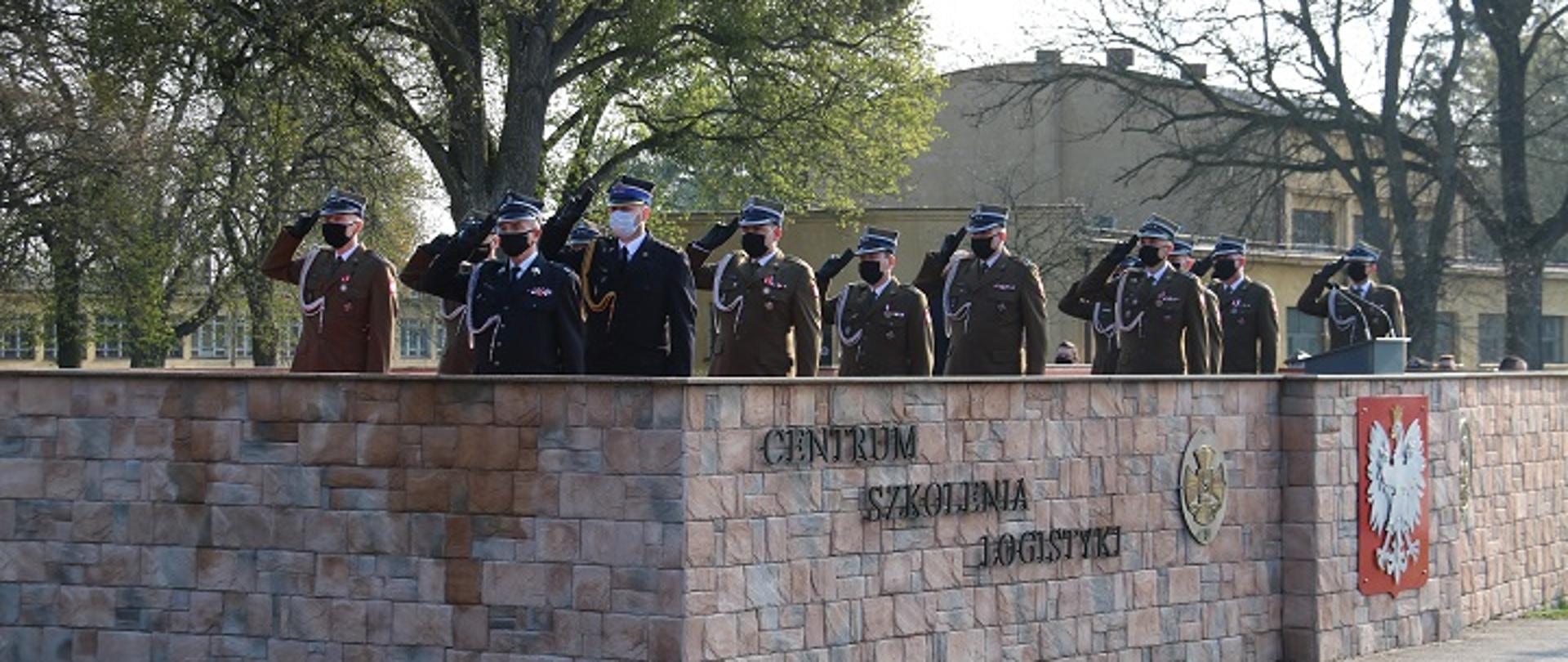 Na zdjęciu Funkcjonariusze Wojska Polskiego, Komendant Powiatowy Państwowej Straży Pożarnej starszy brygadier Piotr Tkaczyński, Prezes Zarządu Powiatowego Związku Ochotniczych Straży Pożarnych Rzeczpospolitej Polskiej druh Janusz Gerke oddają honoru podczas odgrywanego hymnu Polskiego