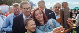 Premier Mateusz Morawiecki podczas VIII edycji konkursu kulinarnego dla Kół Gospodyń Wiejskich w Myśliwcu.