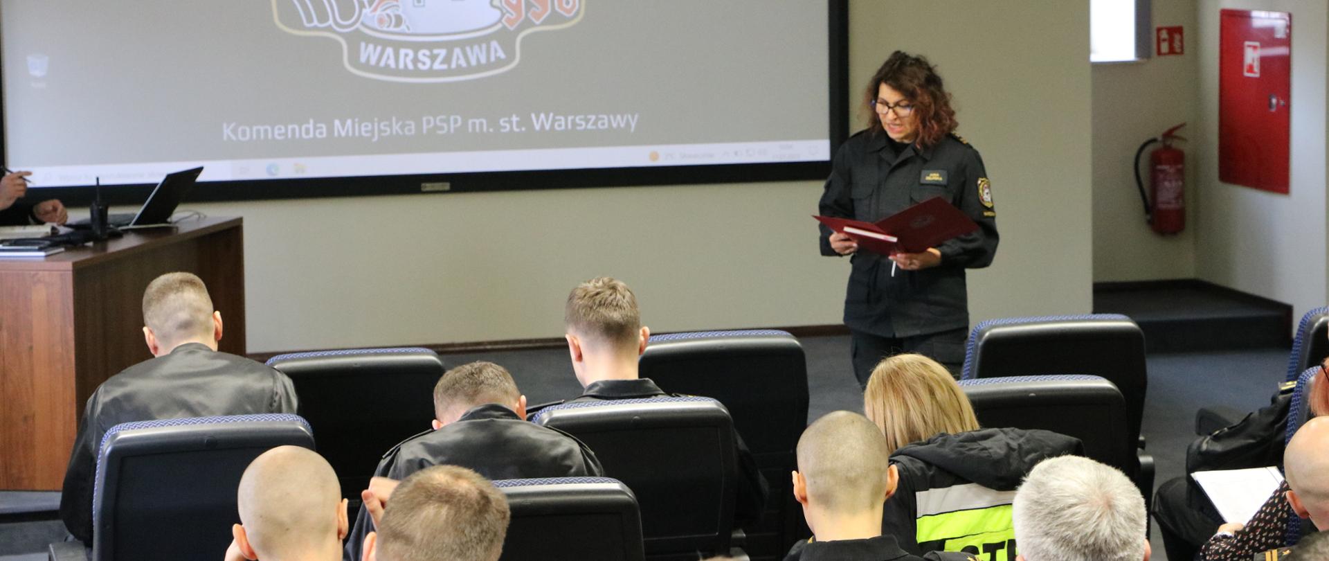 W sali kinowej Funkcjonariusze siedzą na Odprawie