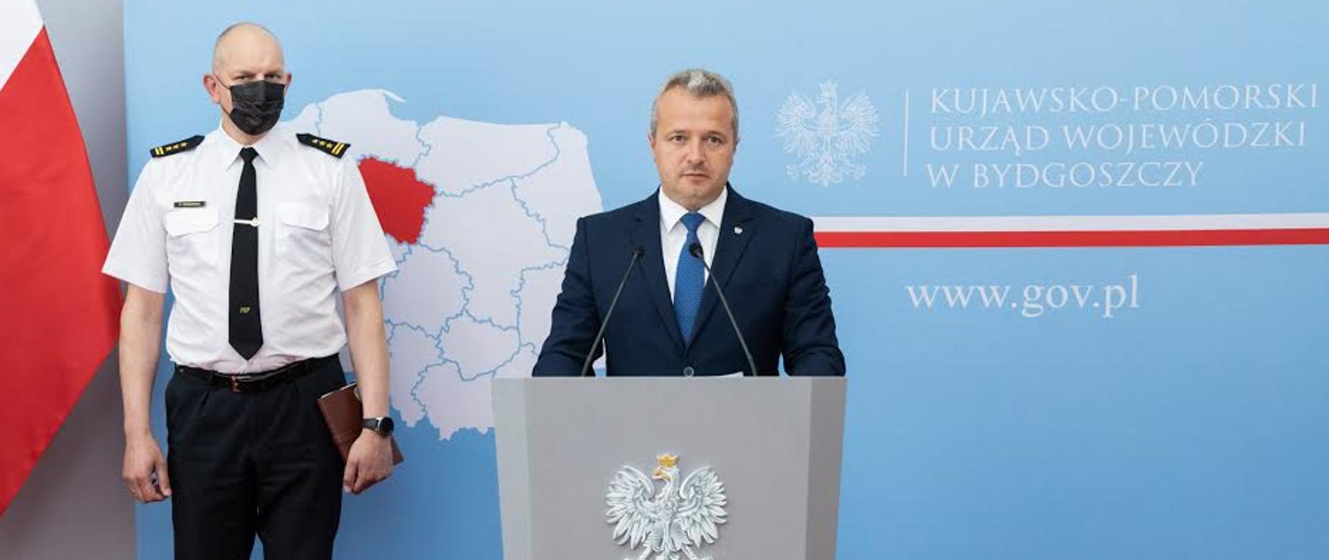 Wojewoda kujawsko pomorski przemawia podczas konferencji 