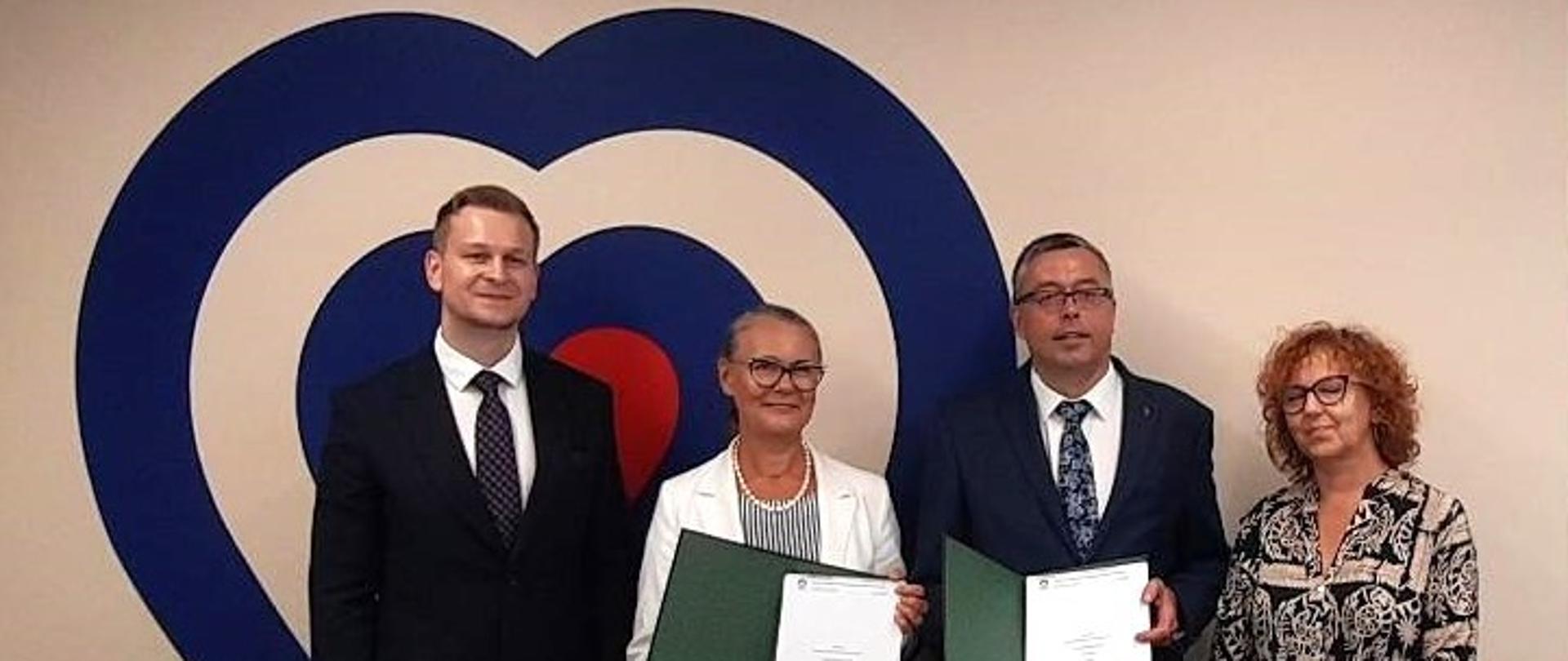 Artur Michalski, zastępca prezesa zarządu w siedzibie beneficjenta. Zdjęcie grupowe