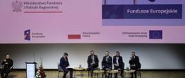 Uczestnicy Konferencji Fundusze Europejskie dla kultury w Bielsku-Białej, minister Grzegorz Puda siedzi przy stole podczas panelu 