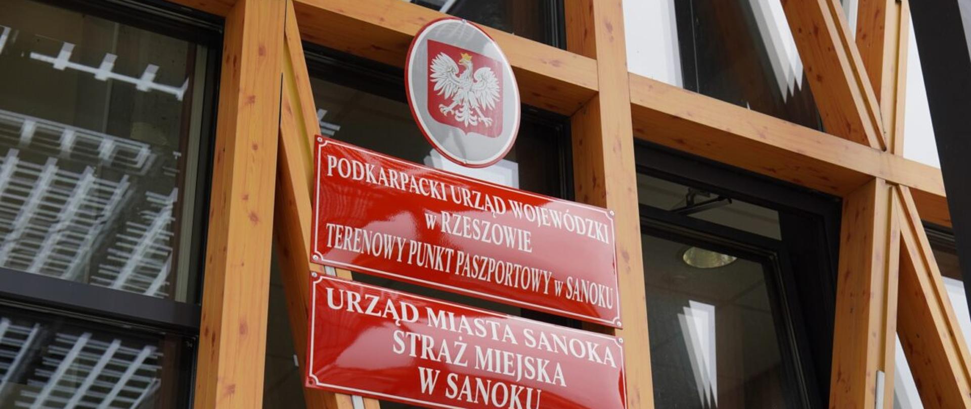 Tablica informacyjna z napisem Podkarpacki Urząd Wojewódzki w Rzeszowie Terenowy Punkt Paszportowy w Sanoku