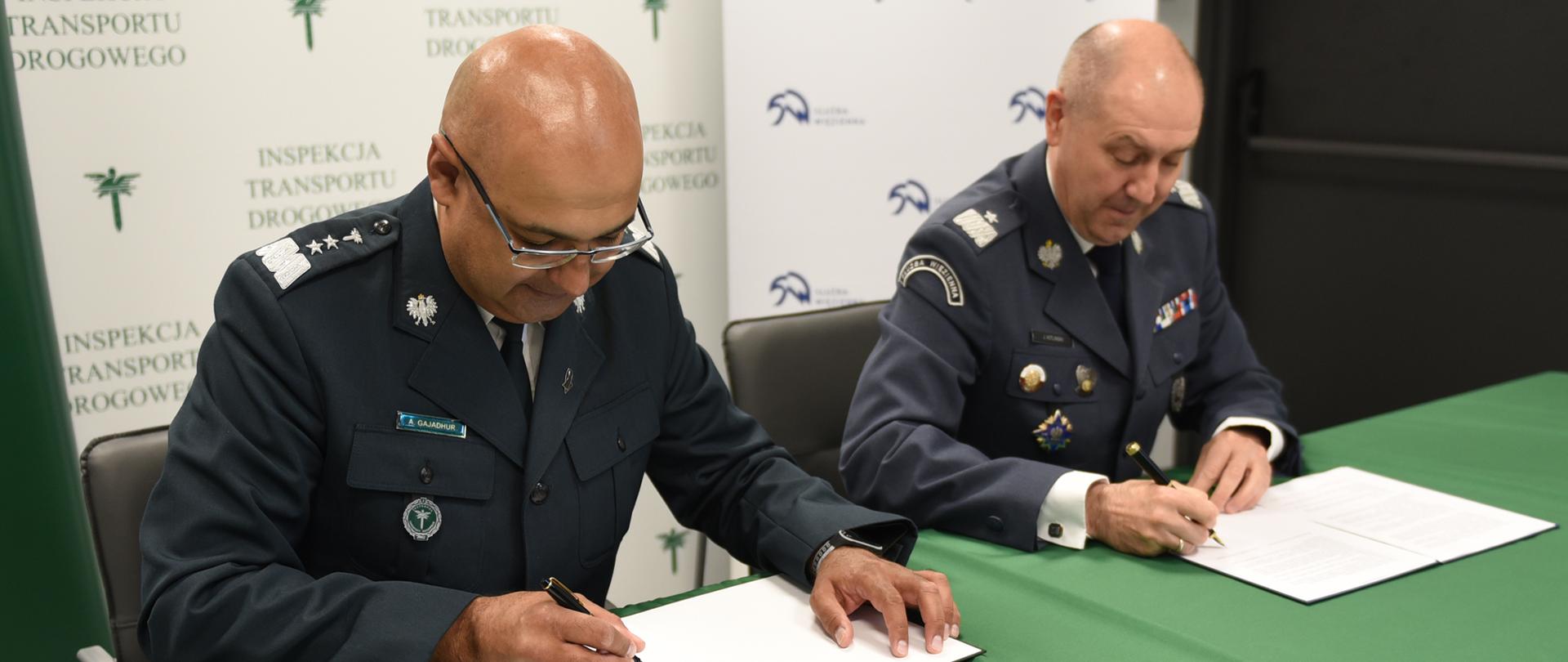 Główny Inspektor Transportu Drogowego Alvin Gajadhur i Dyrektor Generalny Służby Więziennej gen. Jacek Kitliński podpisali porozumienie o współpracy