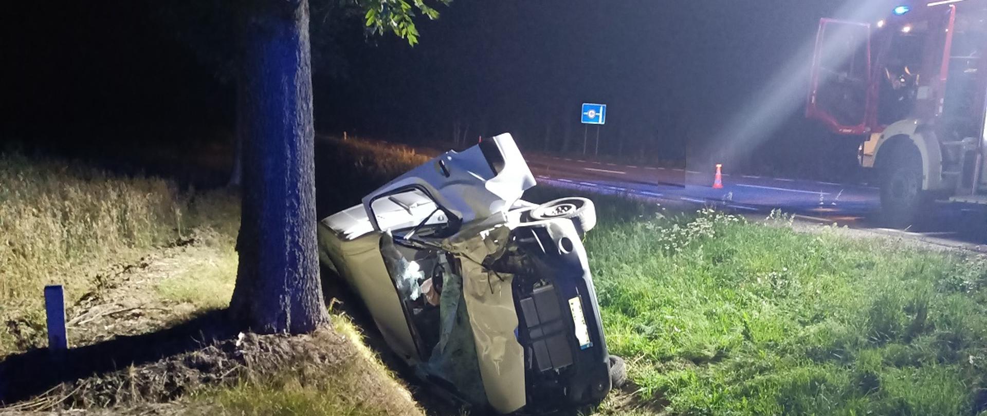 Samochód dostawczy leżący w przydrożnym rowie po kolizji z łosiem 