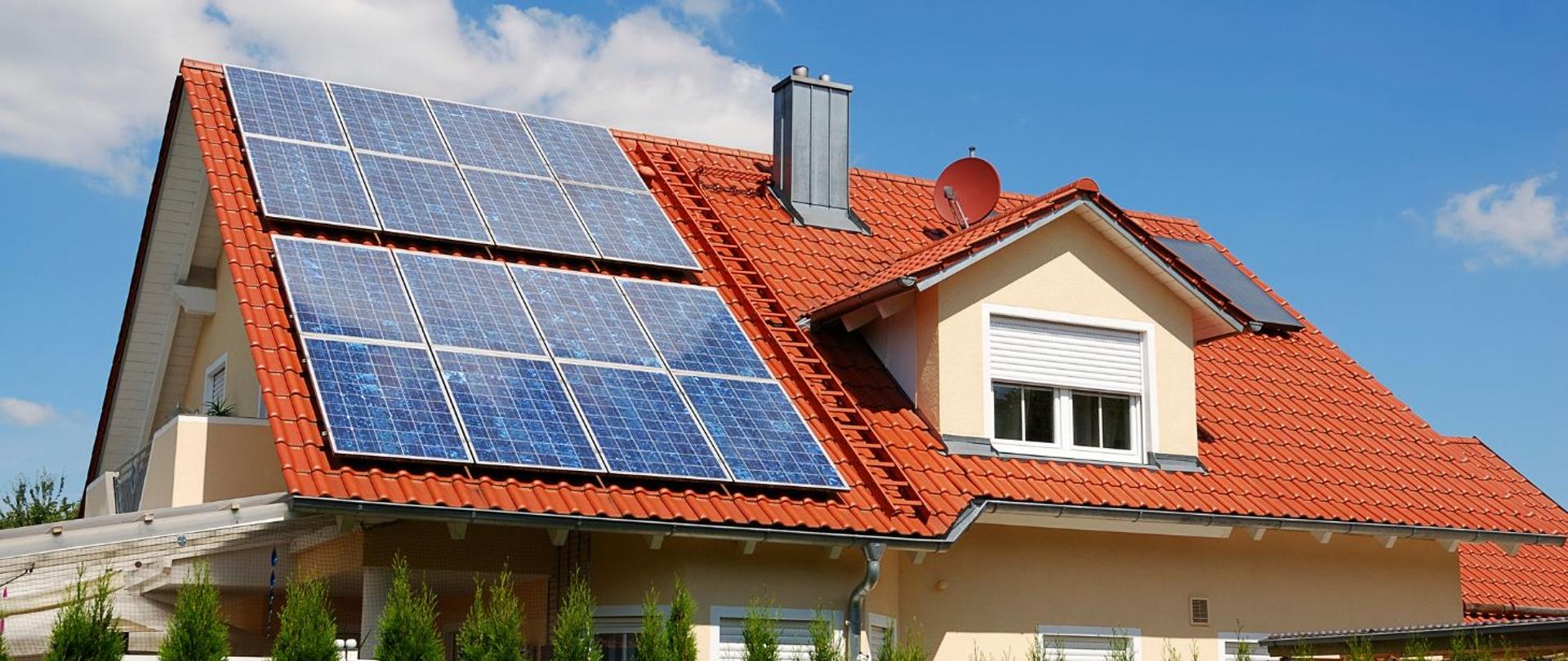 na zdjęciu widoczny jest dom jednorodzinny z instalacją fotowoltaiczną na dachu. 