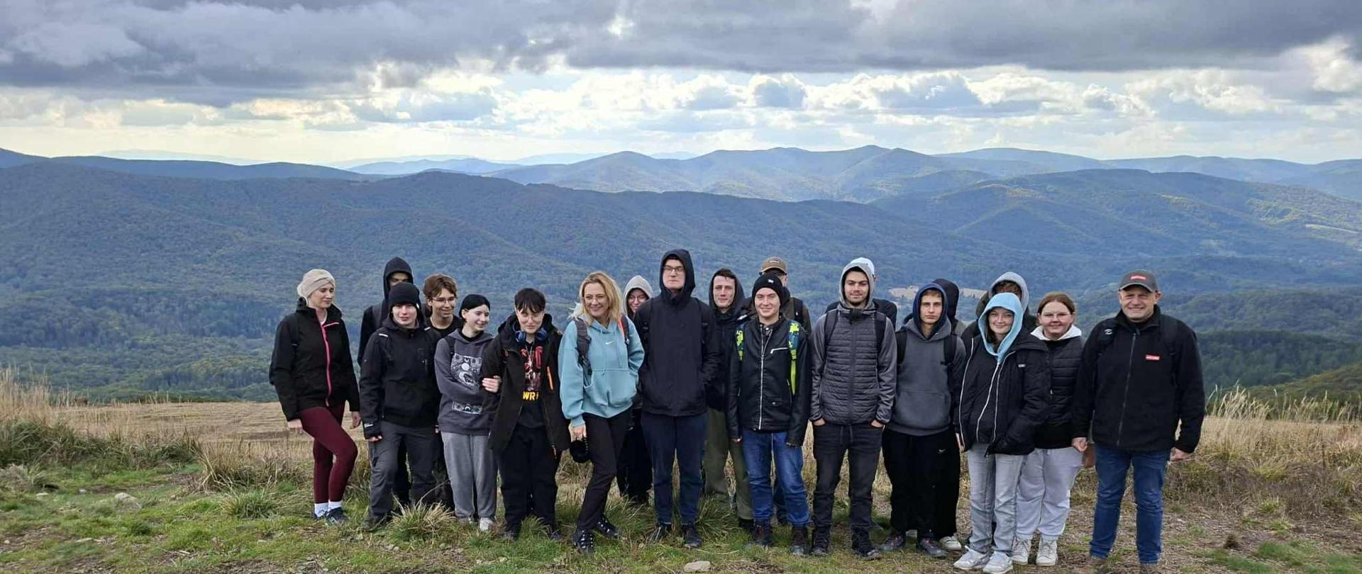 Uczniowie z opiekunami na tle górskiego pejzażu