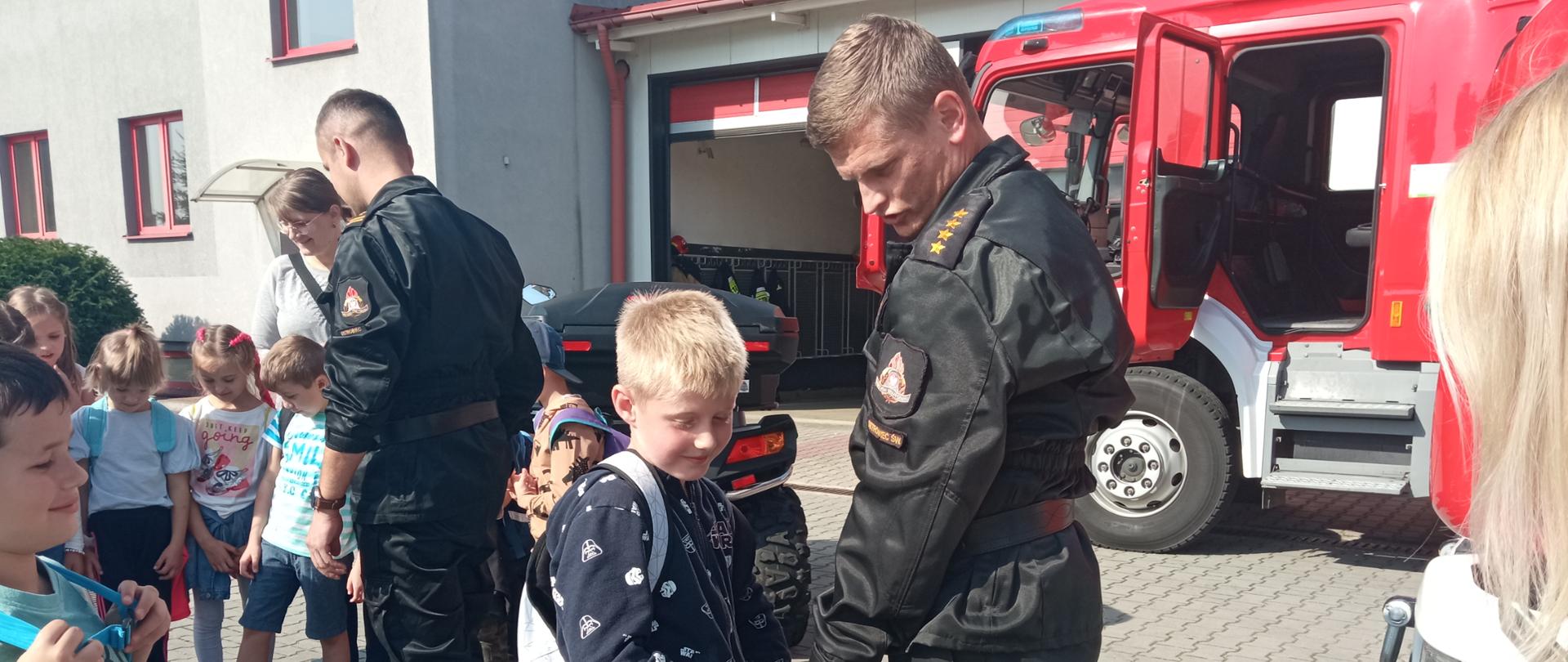 Zespół Edukacyjny "Dwunastka" z wizytą u ostrowieckich strażaków