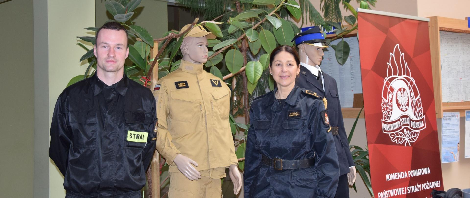 Zdjęcie przedstawia dwoje strażaków przy stoisku Komendy Powiatowej PSP w Strzelcach Kraj.