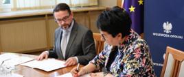 Na zdjęciu widać Wojewodę Opolskiego Monikę Jurek oraz Dyrektora Wydziału Infrastruktury i Nieruchomości Marka Świetlika w trakcie podpisywanie umów.