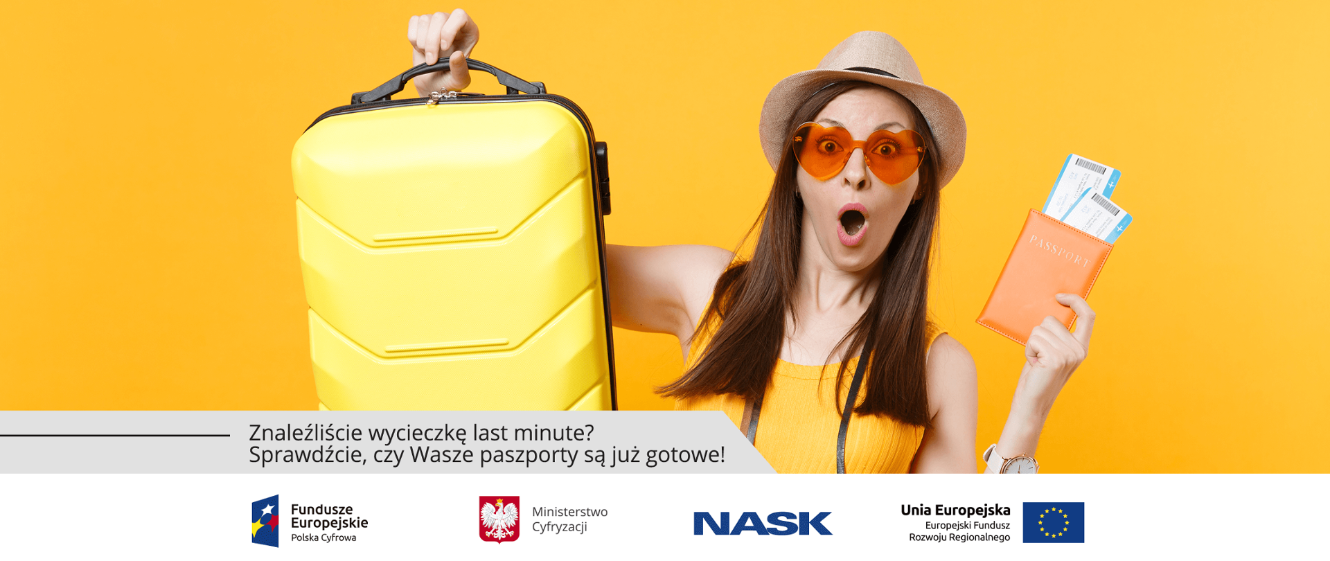Na żółtym tle dziewczyna w żółtej koszulce, kapeluszu i okularach przeciwsłonecznych. W jednej ręce trzyma wysoko żółtą walizkę, w drugiej paszport i bilety lotnicze.