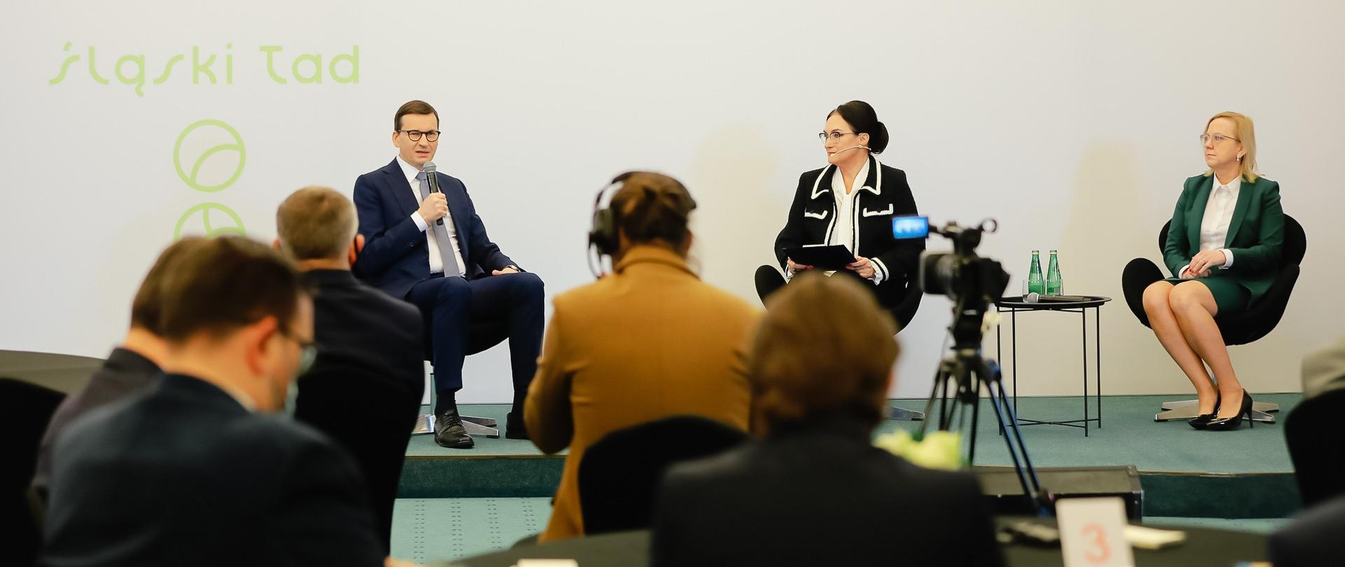 Premier Mateusz Morawiecki na tle loga Śląski Ład.