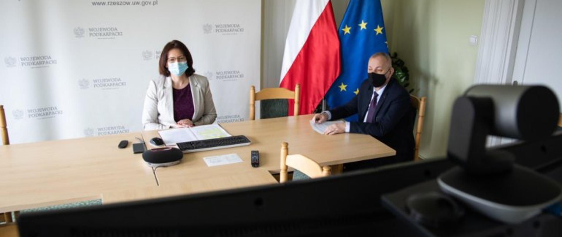 Wojewoda podkarpacki i dyrektor Wydziału Infrastruktury Podkarpackiego Urzędu Wojewódzkiego w Rzeszowie biorą udział w konferencji dot. zaprojektowania i budowy linii kolejowych oraz infrastruktury przystankowej w ramach szerszego projektu ,,Budowa Podmiejskiej Kolei Aglomeracyjnej”