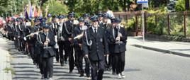 Przemarsz Orkiestry Dętej w umundurowaniu galowym OSP na początku Kapelmistrz