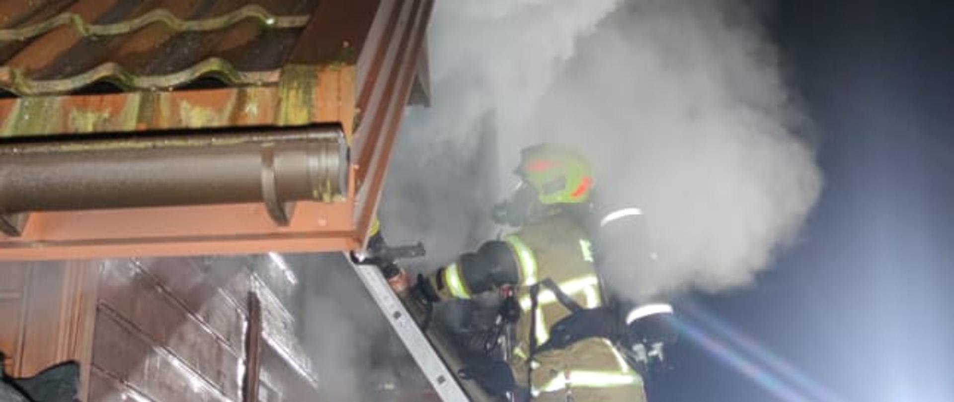 Prowadzenie działań gaśniczych drewnianego budynku w porze nocnej